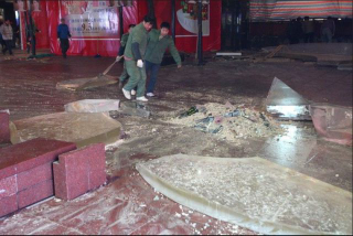 Illustration for article titled Huge Shark Tank Breaks Inside Chinese Mall, 15 People Injured (Updated)